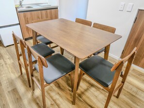 apartman | Étkezés a szobában