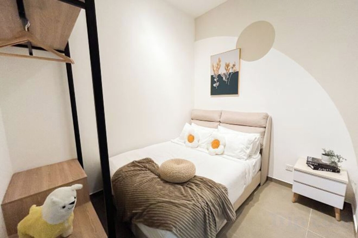 Una camera da letto con un letto, un comodino e una mensola a muro.