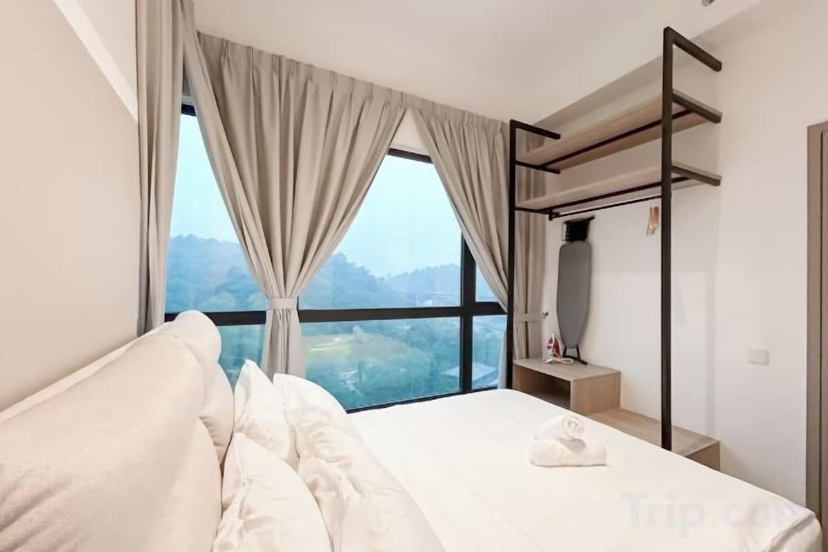 Tabla de planchar con plancha, wifi gratis y ropa de cama