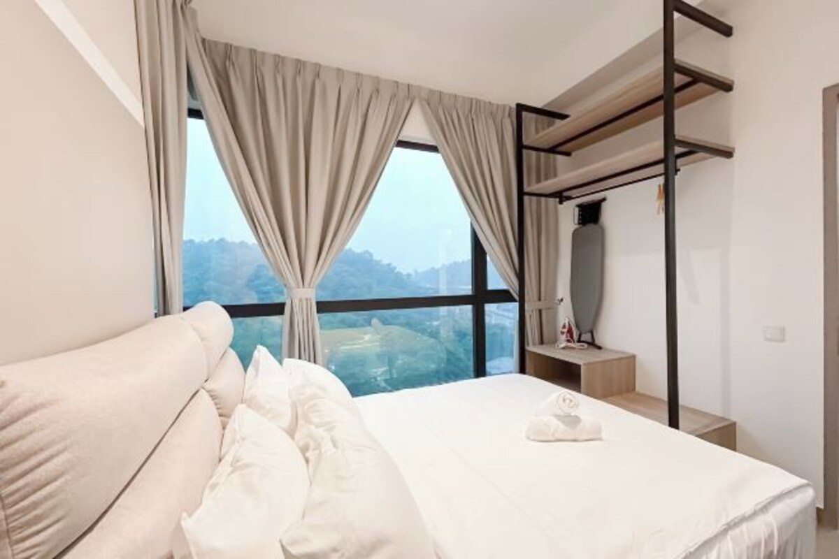 Une chambre d’hôtel avec un lit, une vue sur les montagnes, un bureau avec un miroir et une étagère murale.