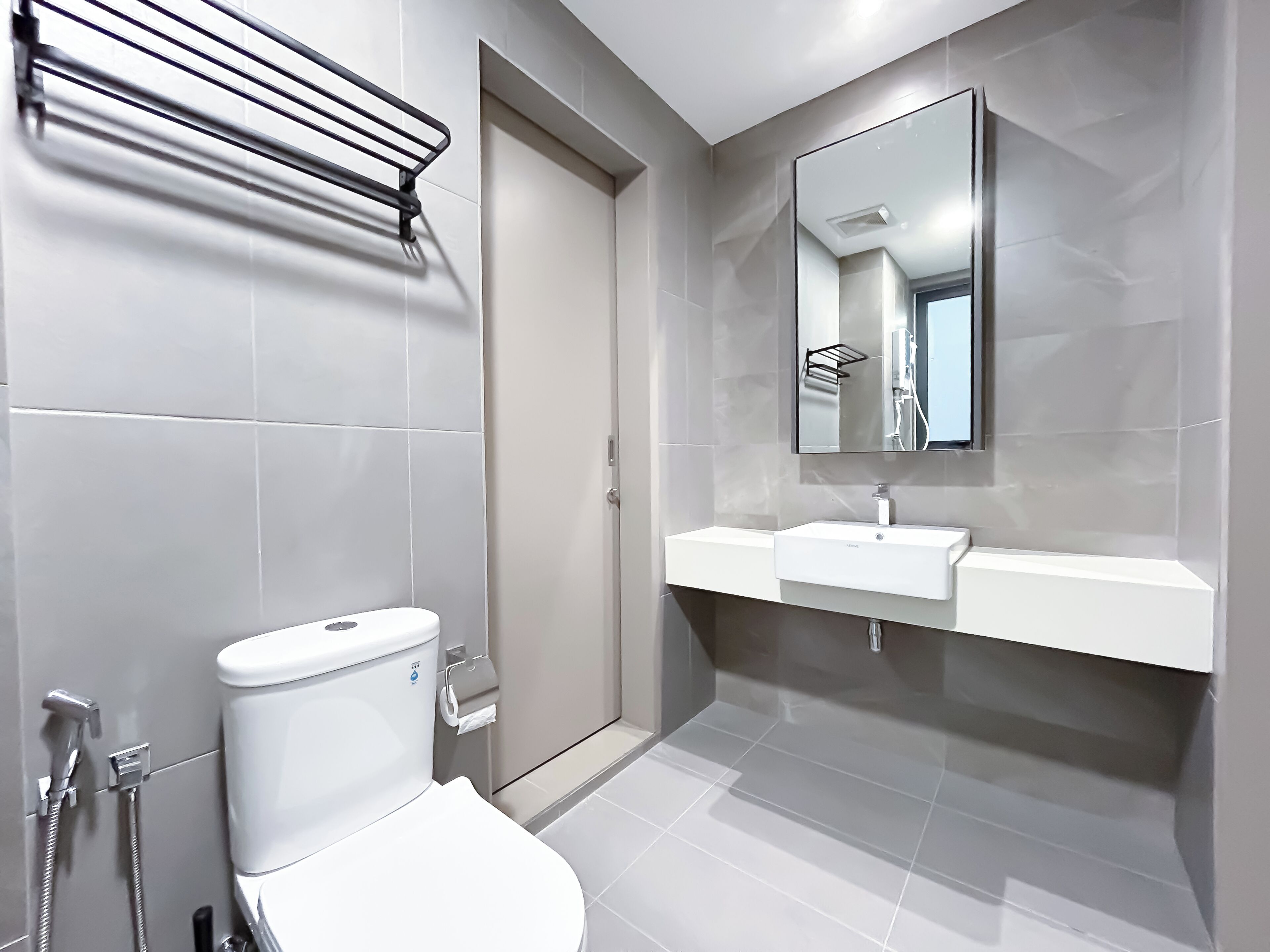 Hair dryer, bidet, towels, shampoo