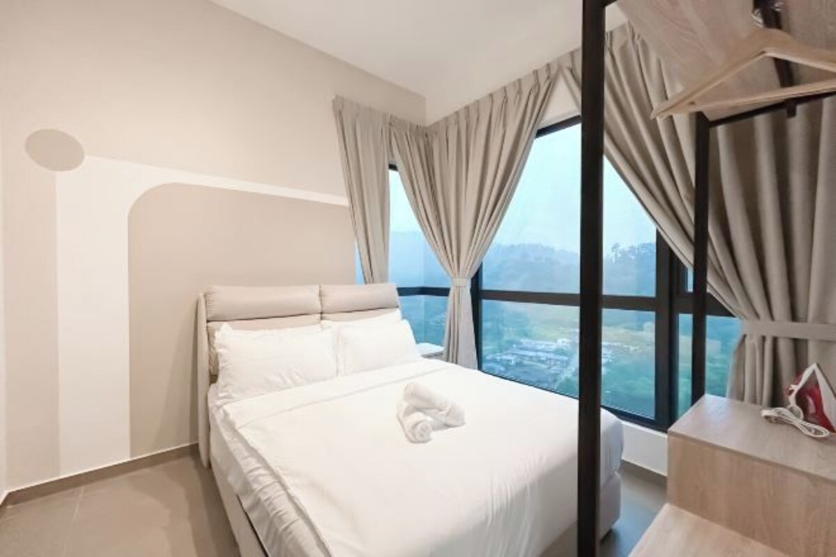Habitación de hotel moderna con una cama grande, vista a la ciudad por la ventana y un diseño minimalista.