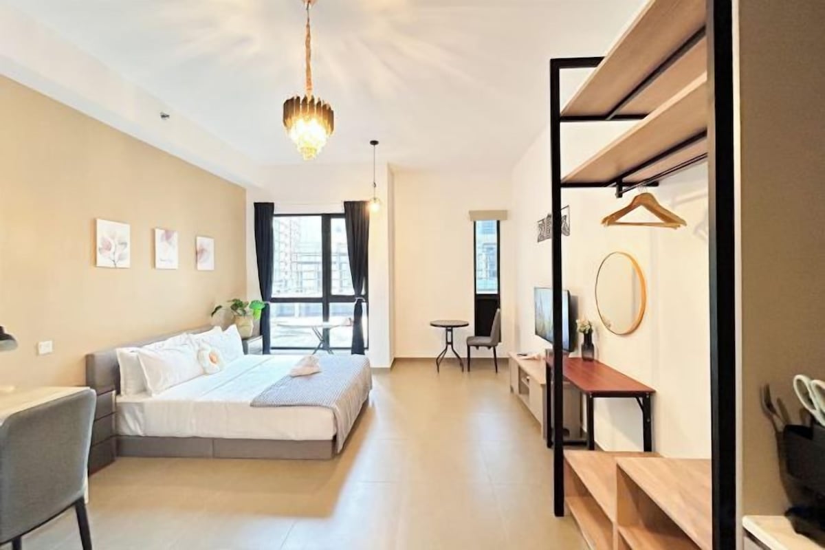 Tabla de planchar con plancha, wifi gratis y ropa de cama
