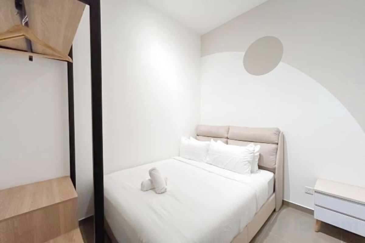 Una camera da letto con un letto, un comodino e un armadio.