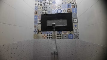 Ducha, artículos de higiene personal gratuitos, toallas y jabón