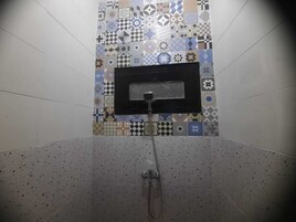 Ducha, artículos de tocador gratuitos, toallas, jabón
