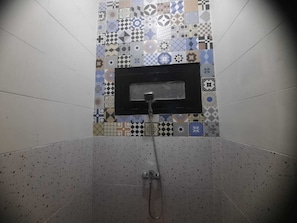 Ducha, artículos de tocador gratuitos, toallas, jabón