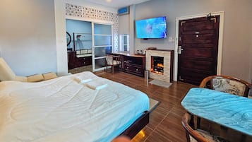 Habitación Deluxe doble, balcón, vistas a la piscina | Ropa de cama