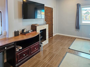 Deluxe-Zweibettzimmer, Poolzugang | Fernseher