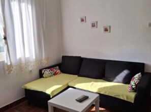Apartamento (Elgasi Charming & Cozy Apartment) | Sala de estar | Televisión de pantalla plana de 32 pulgadas con canales por satélite