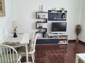 Lägenhet (Elgasi Charming & Cozy Apartment) | Vardagsrum | 32-tums platt-tv med satellitkanaler