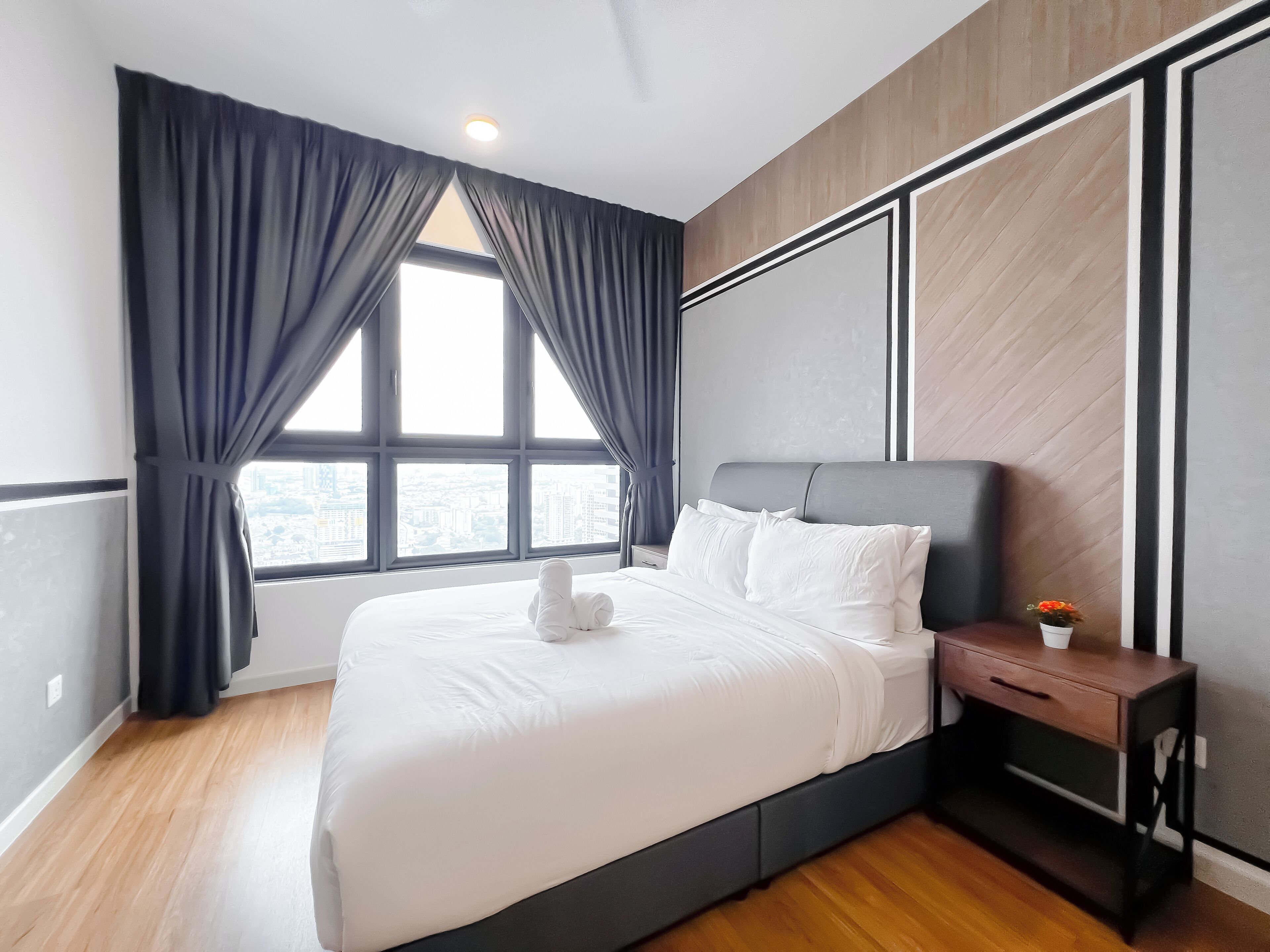 Iron/ironing board, free WiFi, bed sheets