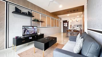 Tabla de planchar con plancha, wifi gratis y ropa de cama