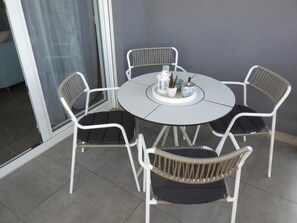 Căn hộ (Two Bedroom Apartment) | Ban công