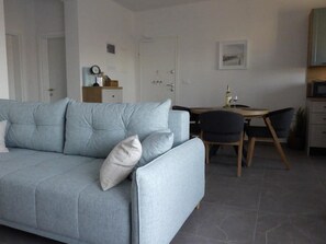 Apartment (Two Bedroom Apartment) | Wohnzimmer | 32-Zoll-Flachbildfernseher mit Kabelempfang