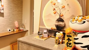 Une pièce avec un comptoir en bois, une œuvre d’art encadrée et une statue de tigre décorative.