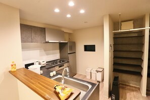 Réfrigérateur, micro-ondes, bouilloire électrique, tables à manger