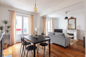 Basic Apartment | Living area | 37-inch Smart TV with digital channels, Netflix, streaming services - Appartement Prestige dans le 16 (Paris)