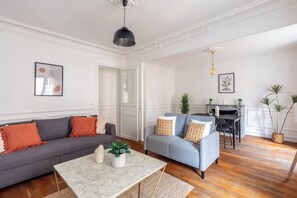 Departamento básico | Área de sala de estar | Smart TV de 37 pulgadas con canales digitales y Netflix 