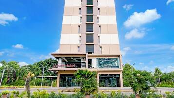 Vista frontal de la propiedad