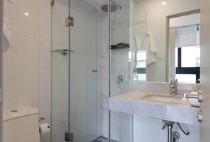 Dusche, Haartrockner, Handtücher