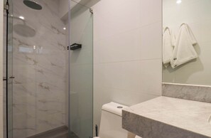 Dusj, hårføner og håndklær