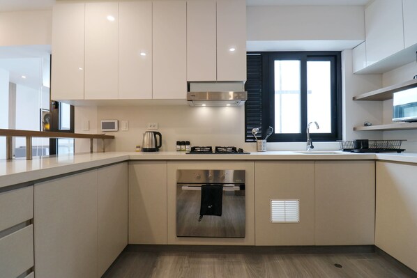 Fridge, microwave, oven, stovetop