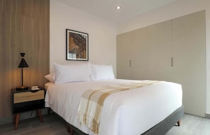 2 habitaciones, escritorio, tabla de planchar con plancha y wifi 