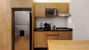 Réfrigérateur, micro-ondes, plaque de cuisson