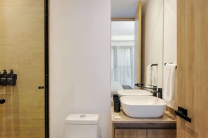 Suihku, hiustenkuivaaja, pyyhkeet