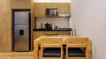 Réfrigérateur, micro-ondes, plaque de cuisson