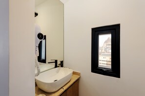 Shower, hair dryer, towels, shampoo