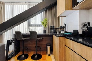 Réfrigérateur, four à micro-ondes, surface de cuisson