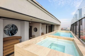 Outdoor spa tub