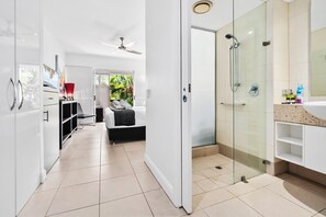 Sèche-cheveux, serviettes fournies