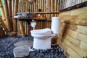 One Bedroom Sweet Villa | Kamar mandi | Bathtub dan shower terpisah, sabun,  dan sampo