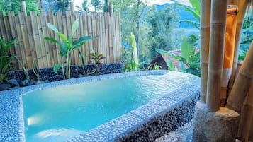 Quarto, vista para a piscina | Vista do quarto