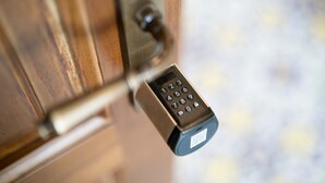 Une serrure de porte dotée d  ’un clavier numérique.