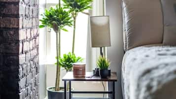 2 bedrooms, in-room safe, desk, iron/ironing board