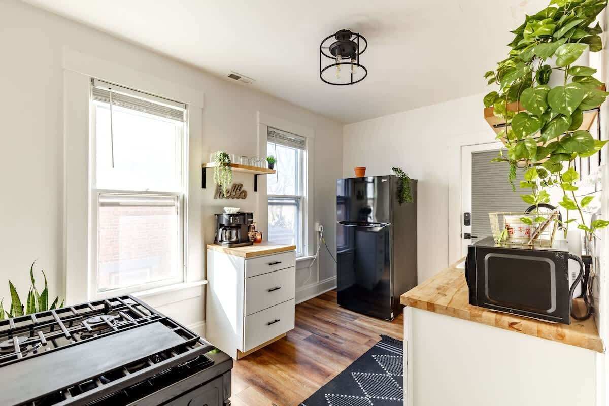 Een koelkast, een magnetron, een oven, een kookplaat