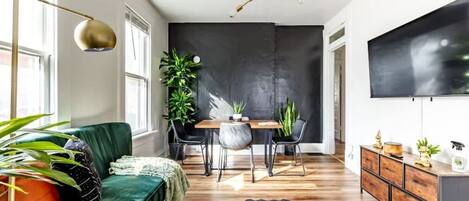 Smart-TV, Bücher, Videothek, Arbeitsbereiche