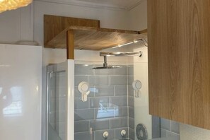 Dusj, hårføner, håndklær og såpe