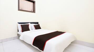 Escritorio, wifi gratis y ropa de cama