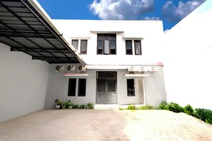 Vista frontal de la propiedad