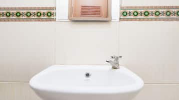 Deluxe Double Room | Bathroom | Shower, towels, soap, shampoo