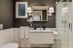 Douche, sèche-cheveux, serviettes fournies