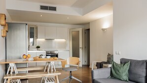 Eine moderne Wohnung mit Küche, Essbereich und Wohnzimmer.