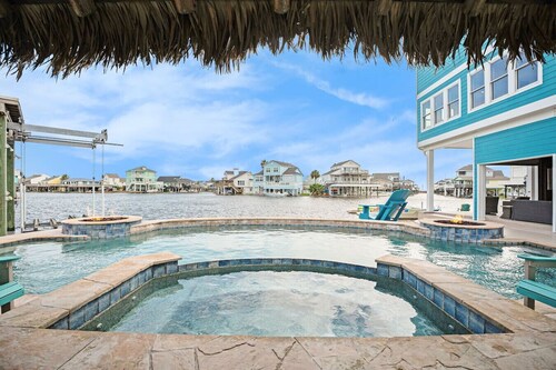 Livin’ the Dream – Waterfront Home w/ Private Pool