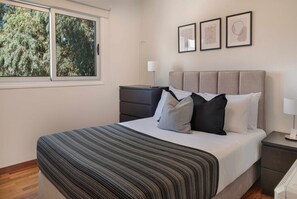 2 habitaciones, tabla de planchar con plancha, wifi y ropa de cama 