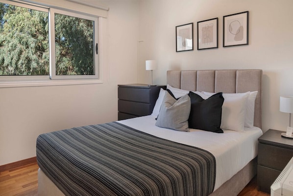 2 habitaciones, tabla de planchar con plancha, wifi y ropa de cama 